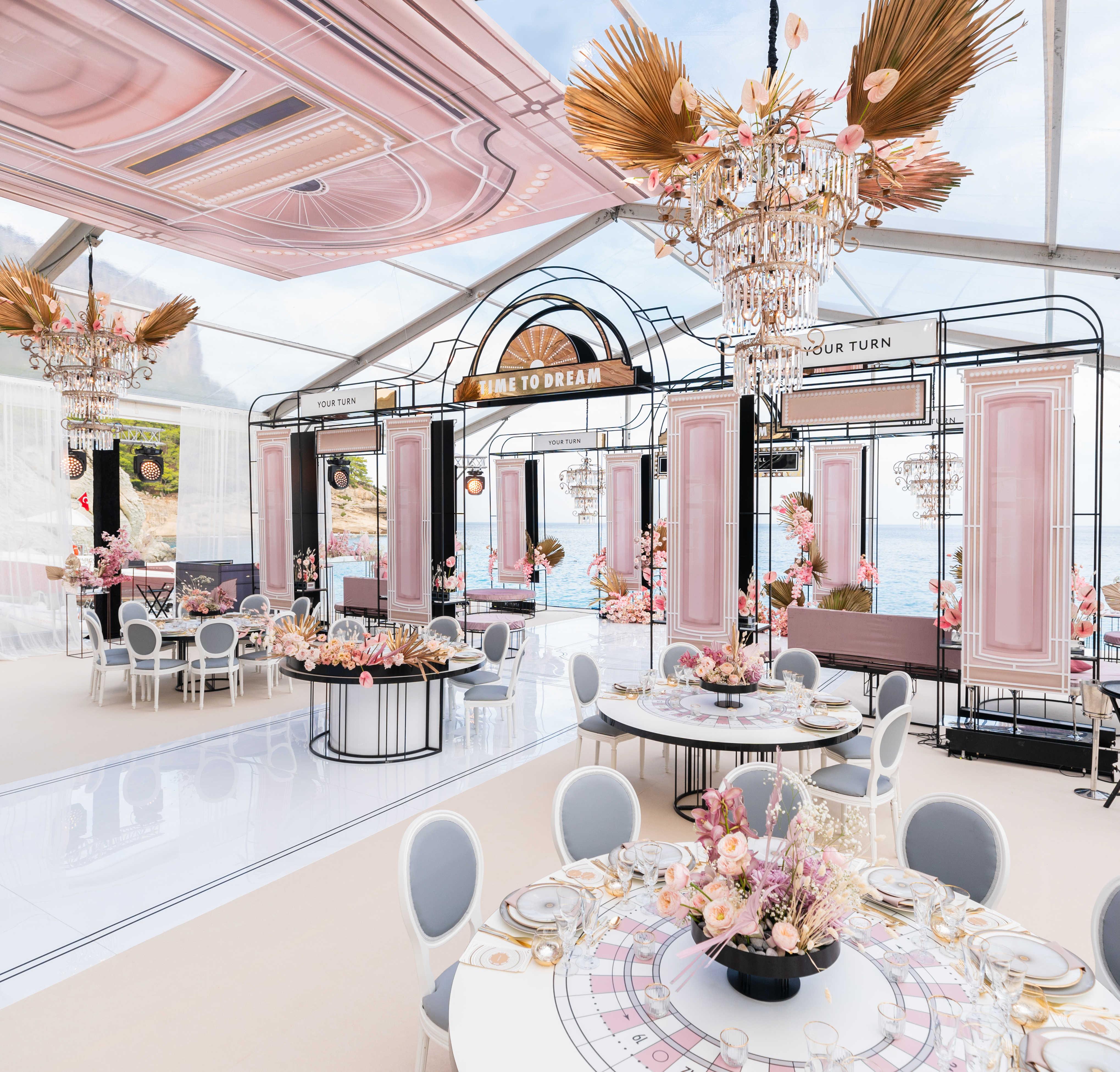 «Казино Рояль»: масштабный проект About You Decor