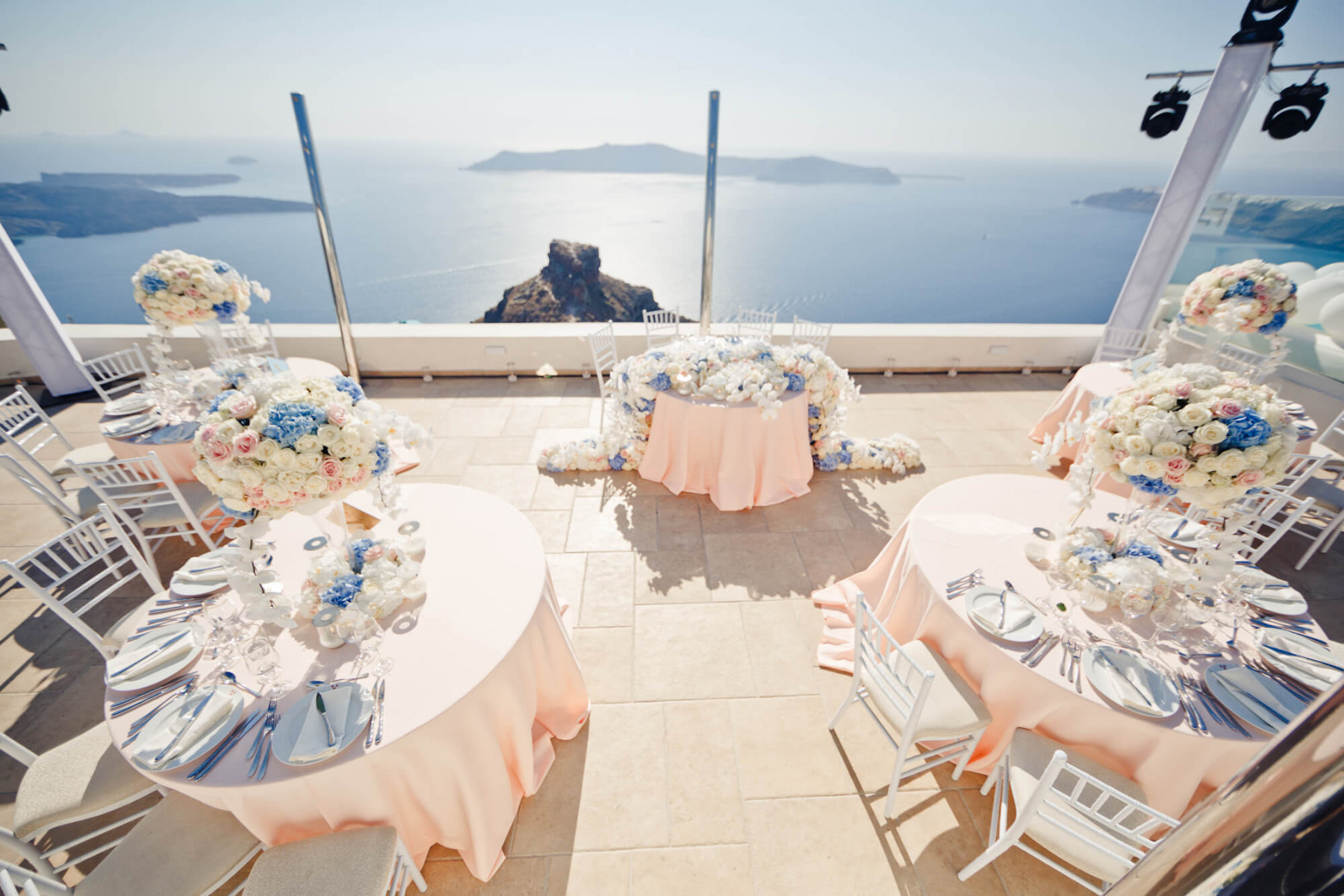 #MarryMeOnSantorini: белоснежная свадьба в Греции