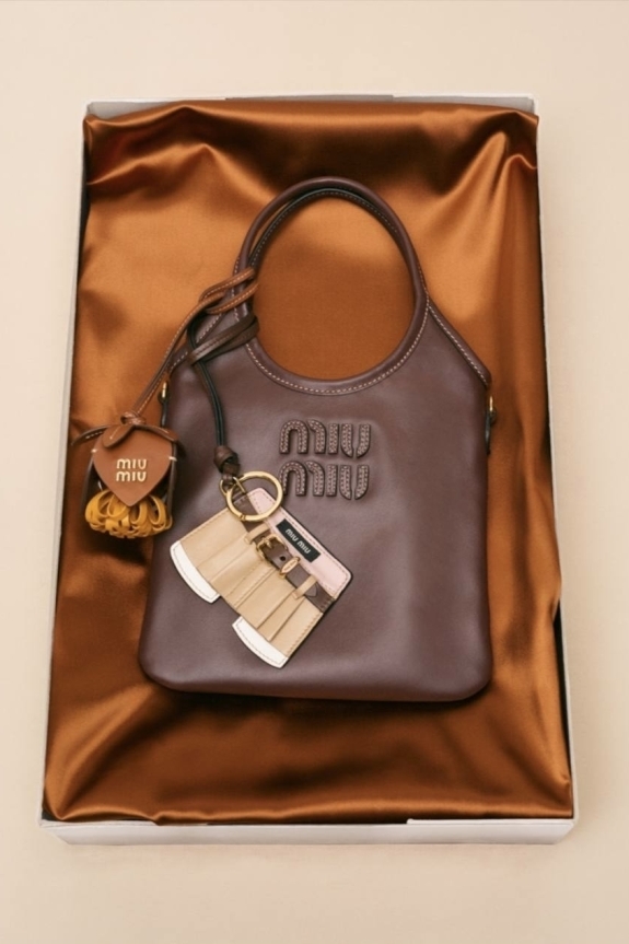 Коричневый цвет в одежде | Цвет 2025 года Pantone | Mocha Mousse