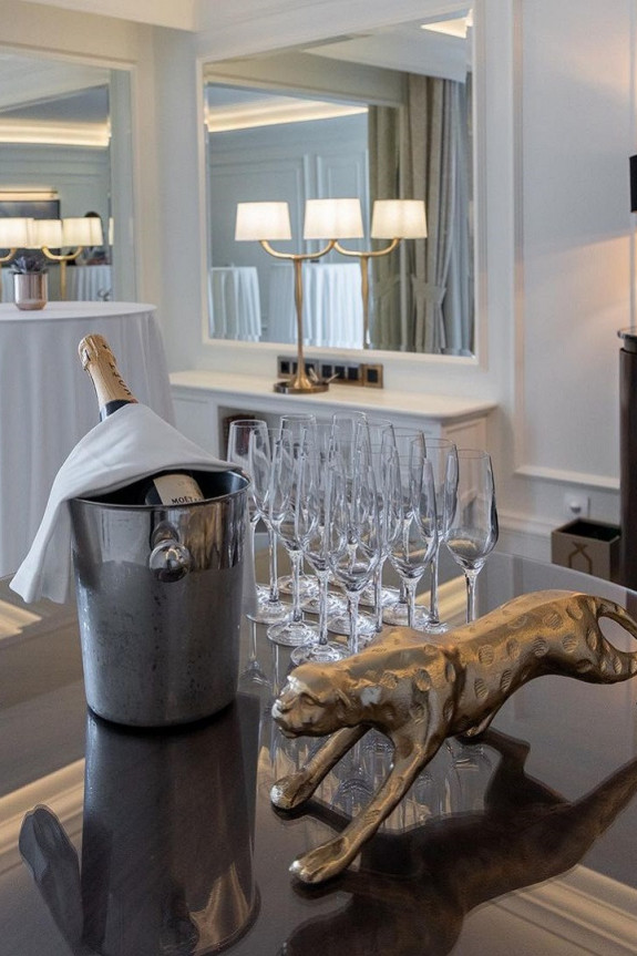 Отель The Ritz-Carlton в Москве проводит акцию и дарит подарки молодоженам