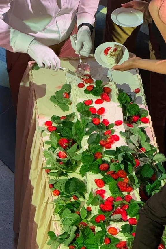 Total red ужин в готическом соборе от