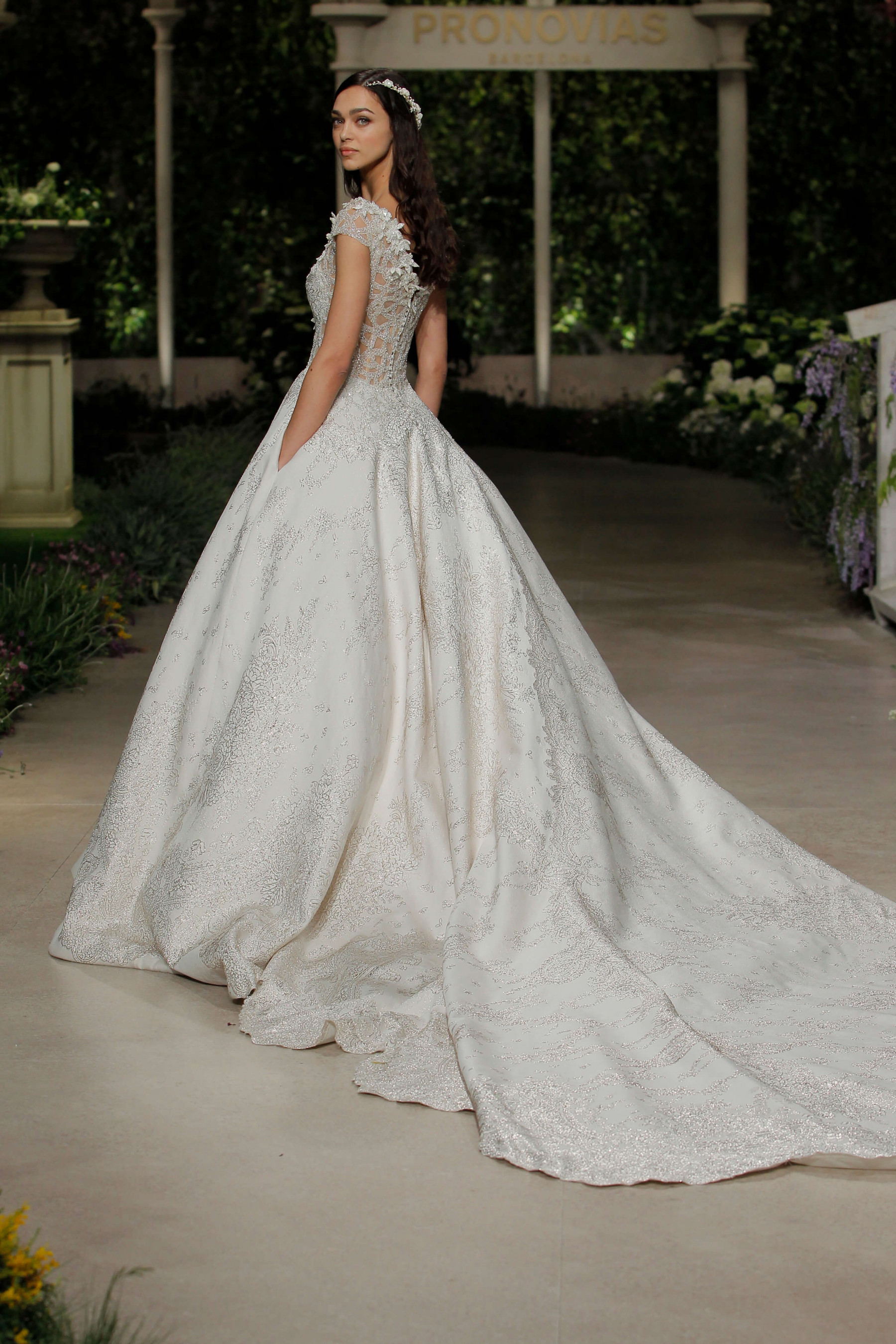 Свадебные платья Pronovias: стильная коллекция «In bloom»