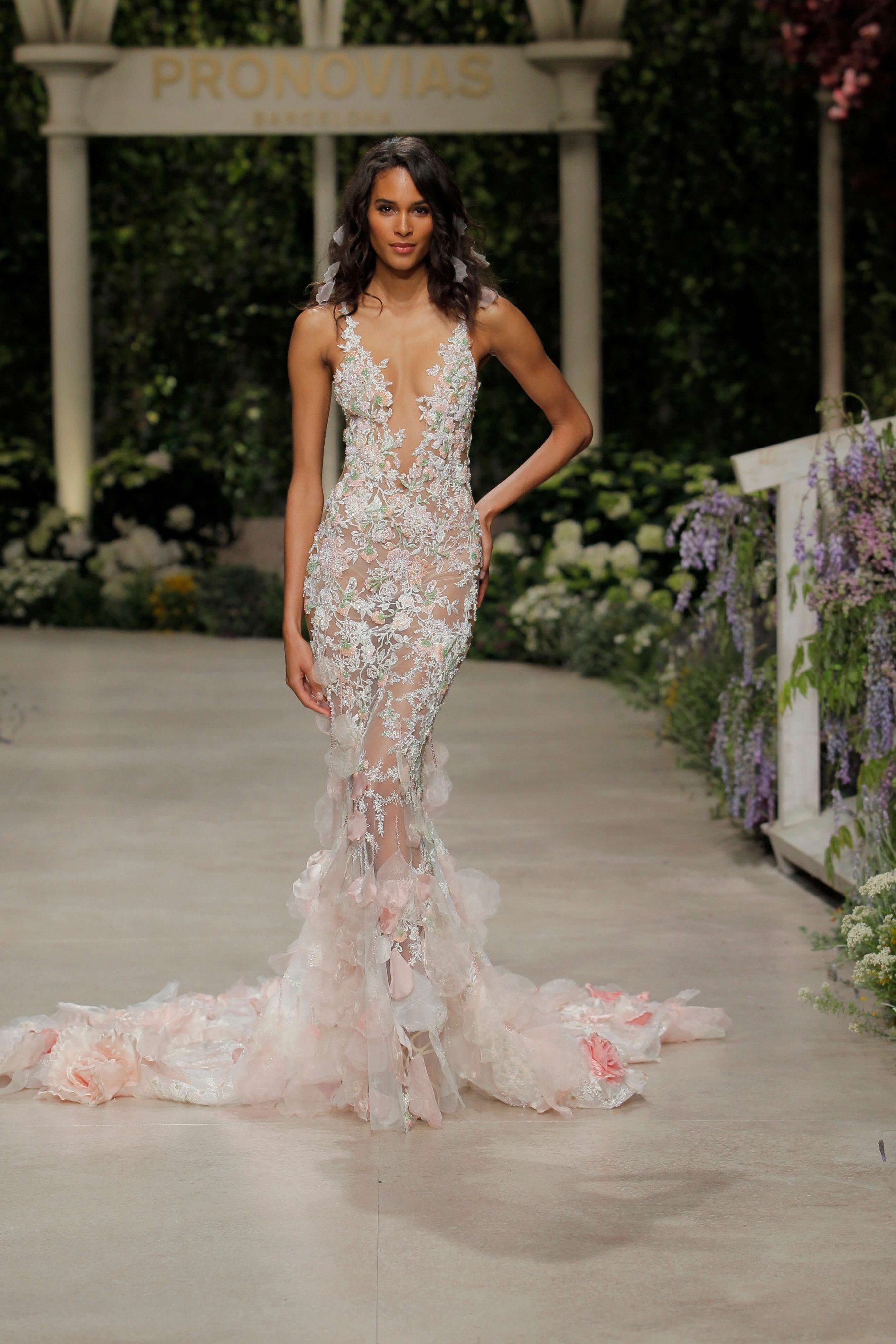 Свадебные платья Pronovias: стильная коллекция «In bloom»