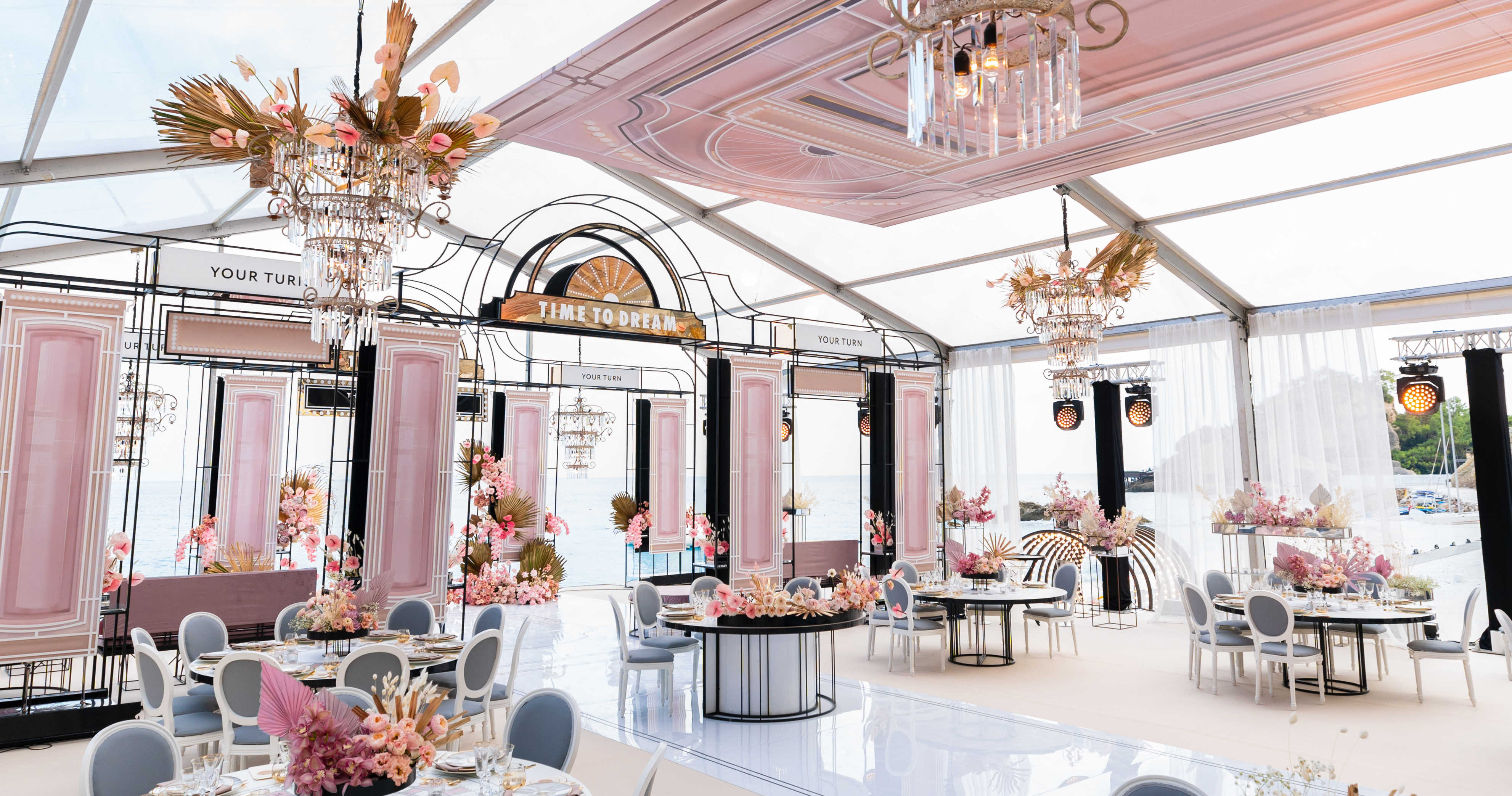 «Казино Рояль»: масштабный проект About You Decor