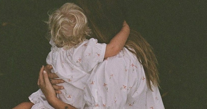 Mom outfit: стильные образы инфлюенсеров на прогулке