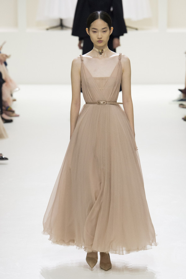 Модные невесты выбирают лодочки Dior на резинке