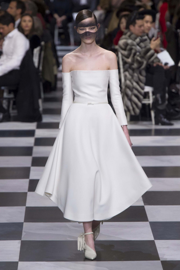 Модные невесты выбирают лодочки Dior на резинке