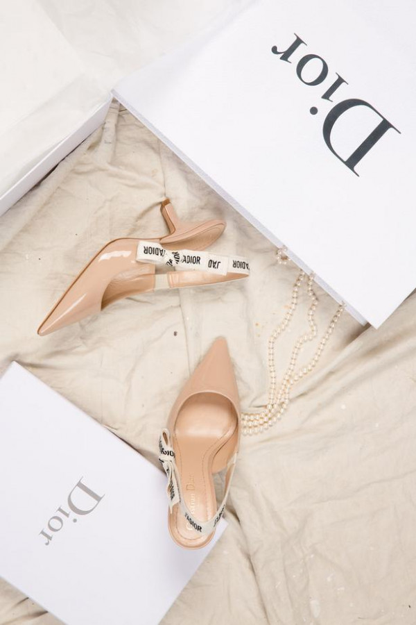 Модные невесты выбирают лодочки Dior на резинке