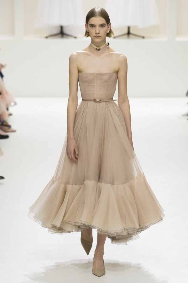 Модные невесты выбирают лодочки Dior на резинке