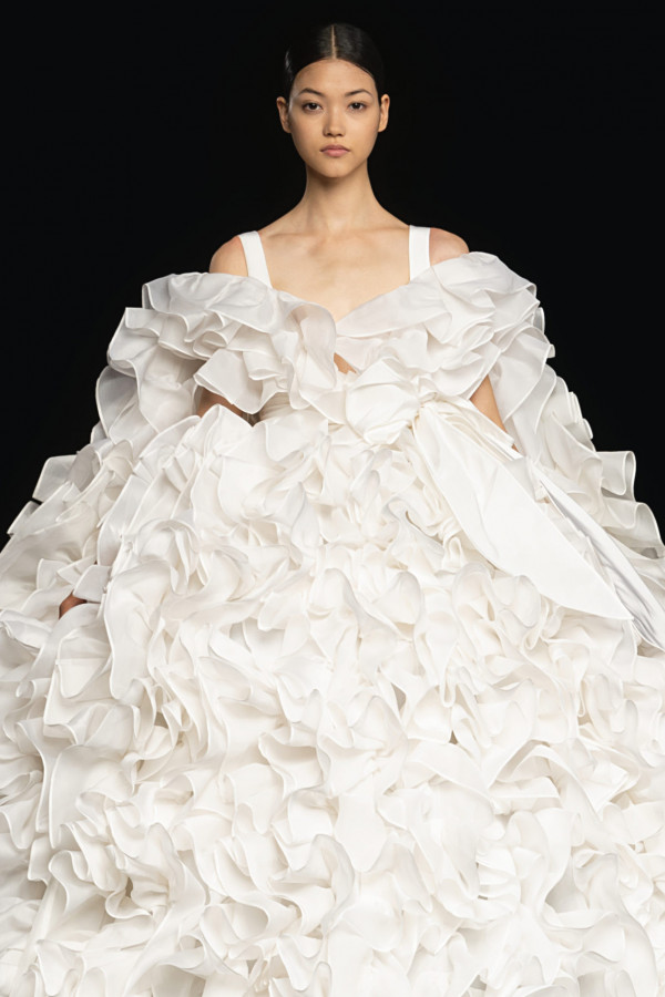 Свадебные платья в кутюрной коллекции Valentino осень-зима