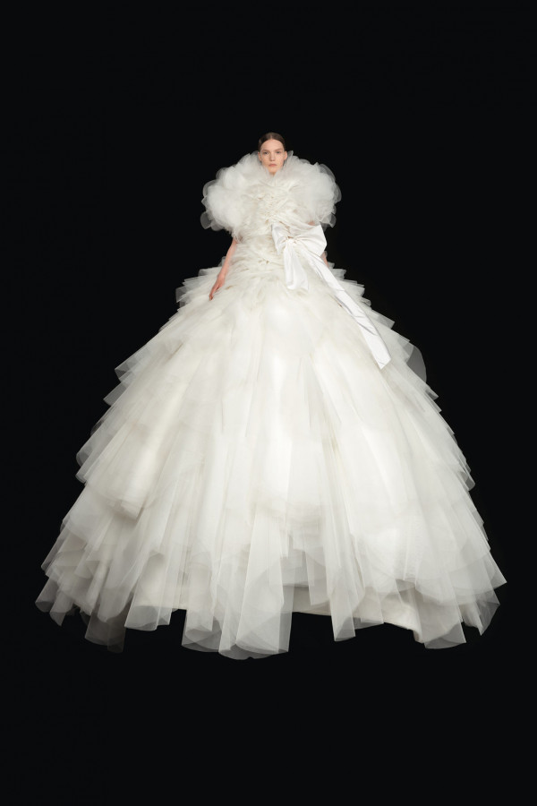 Свадебные платья в кутюрной коллекции Valentino осень-зима