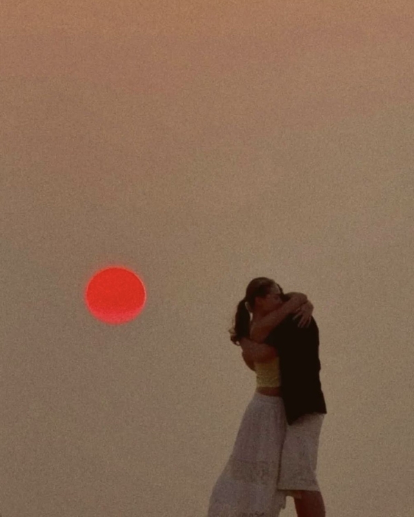 Пара обнимается на прощание — отношения на расстоянии начинаются с расставания в аэропорту или дома