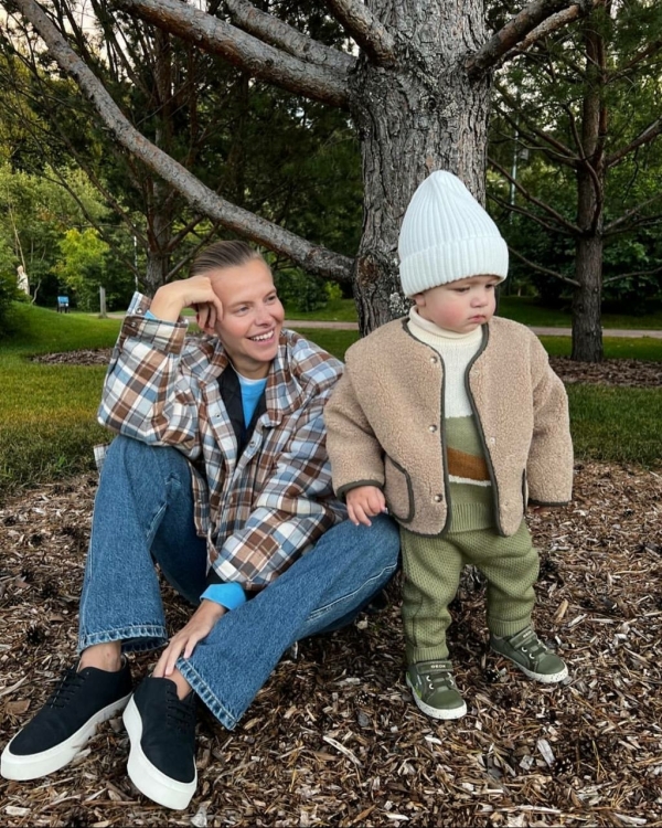 Mom outfit: стильные образы инфлюенсеров на прогулке