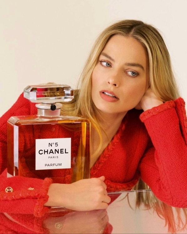 Угадаете, кто стал новым лицом аромата Chanel