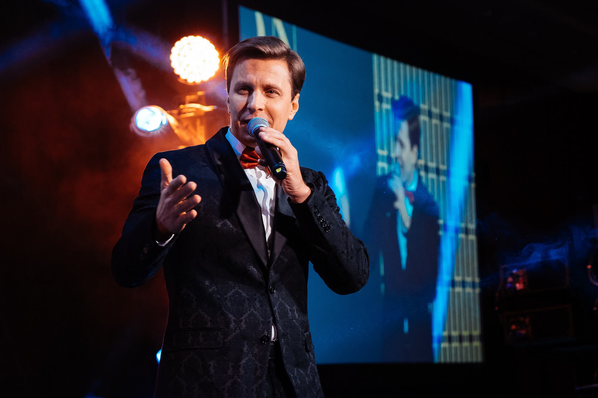 Ведущий Александр Белов